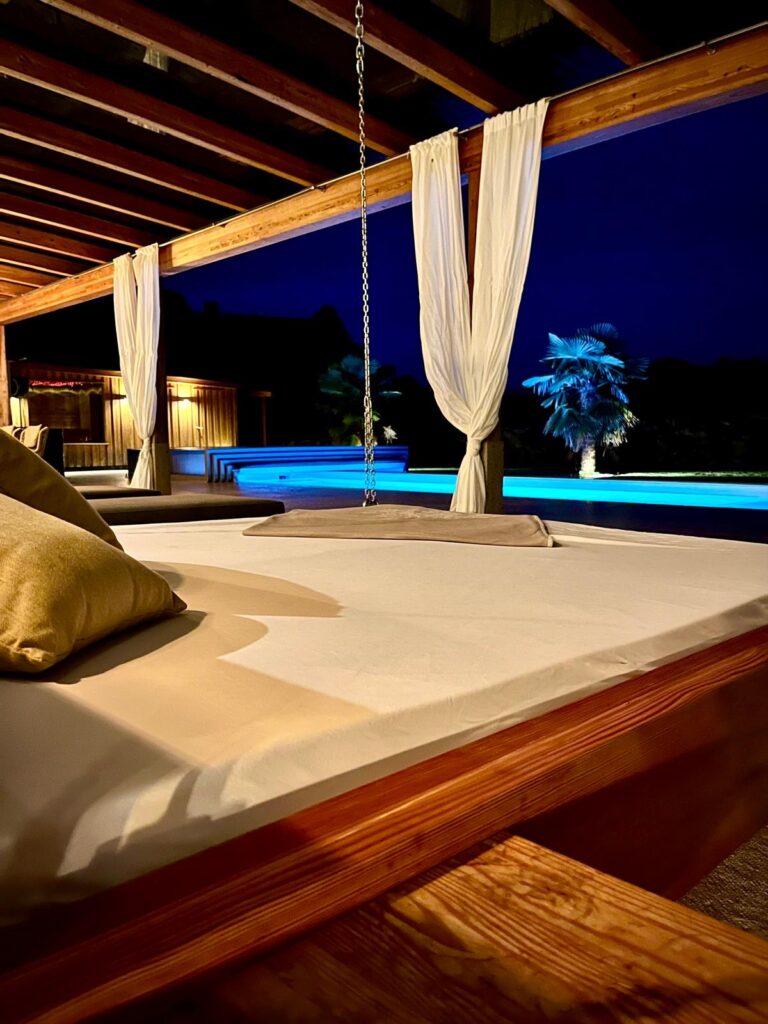 Daybed am Pool am Abend